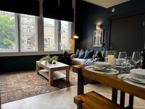 un salon avec un canapé et une table dans l'établissement Manhattan-Style Chic Loft, Sleeps 5, Heart of Leeds, à Central Station