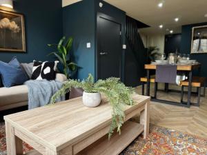 un salon avec un canapé et une table dans l'établissement Manhattan-Style Chic Loft, Sleeps 5, Heart of Leeds, à Central Station 7 autres photos