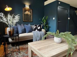 un salon avec des murs bleus et un canapé dans l'établissement Manhattan-Style Chic Loft, Sleeps 5, Heart of Leeds, à Central Station