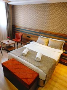 A bed or beds in a room at Vizyon Park Otel