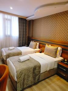 A bed or beds in a room at Vizyon Park Otel