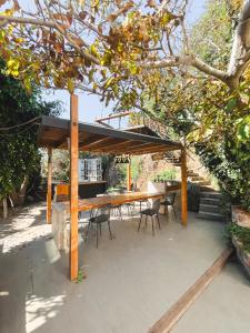 Kawasan patio atau luaran di MalaYerba Hostel