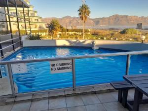 Bazén v ubytování Sunset 786 Holiday Accommodation-Room 208 nebo v jeho okolí