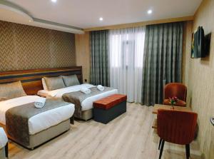 A bed or beds in a room at Vizyon Park Otel