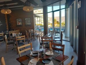 Restaurace v ubytování Sunset 786 Holiday Accommodation-Room 208