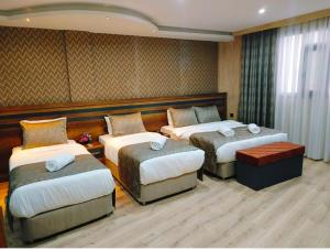 A bed or beds in a room at Vizyon Park Otel