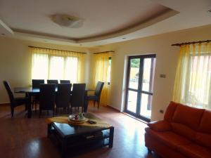 ein Wohnzimmer mit Tisch, Stühlen und Sofa in der Unterkunft Dreamcatcher in Piatra Fântânele