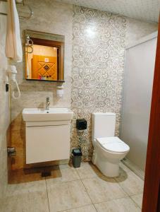 A bathroom at Vizyon Park Otel Még 22 kép