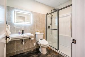 Koupelna v ubytování New Loft 5 min to PPG or Convention center Sleeps 4