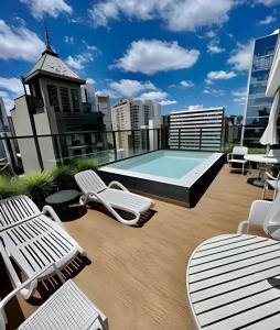 a rooftop patio with a swimming pool on top of a building at Incrivel, Apto 1 Quarto Bem Prox Batel in Curitiba +19 photos
