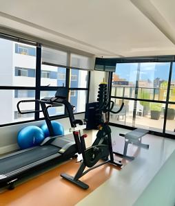 a gym with treadmills and exercise equipment in a building at Incrivel, Apto 1 Quarto Bem Prox Batel in Curitiba