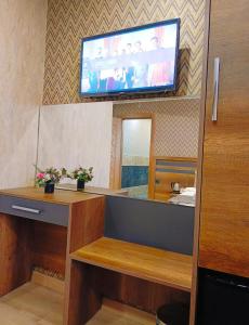 A television and/or entertainment centre at Vizyon Park Otel