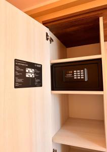 a microwave oven in a cabinet in a kitchen at Landhaus Villa Daheim in Heiligenhafen