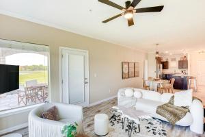 Posezení v ubytování Lakefront Corsicana Condo with Pool Access!