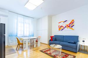 un salon avec un canapé bleu et une table dans l'établissement Villino D'Agostino - Locazione Turistica, à Francavilla al Mare