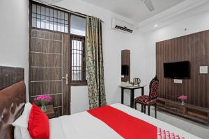 Una habitación de hotel con una cama y un televisor. en Hotel O New Signature near Iskcon Temple, en Indirapuram 15 fotos más