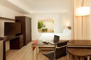 Televiisor ja/või meelelahutuskeskus majutusasutuses Stain Loft & Suites