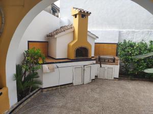 a model of a kitchen with a pizza oven at Precioso chalet con gran algarrobo y piscina privada in La Jara