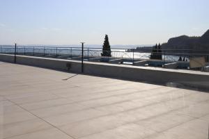 una vista di un tetto con vista sull'oceano di Monika Holiday 5 Lake Garden a Garda