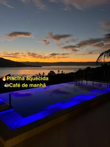 una vista de la puesta de sol desde el techo de un edificio en Maluhia Ilhabela 5, en Ilhabela