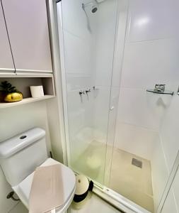 a bathroom with a toilet and a shower at FANTASTiCO, Apto 1 quarto c/ TvSmart e Ar Cond. in Curitiba +32 photos