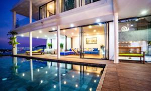 una casa con piscina delante en Villa Nha Trang View Biển - View City, en Nha Trang