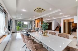 Posezení v ubytování Surisa Seaview Pool Villas