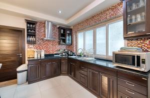 Kuchyň nebo kuchyňský kout v ubytování Surisa Seaview Pool Villas
