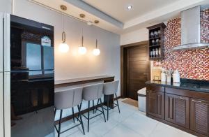 Kuchyň nebo kuchyňský kout v ubytování Surisa Seaview Pool Villas