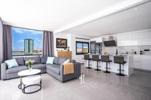 アレシーフェにあるVista Azul Penthouseのソファとキッチンのあるリビングルーム