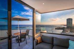 アレシーフェにあるVista Azul Penthouseのソファとテーブルのあるリビングルーム