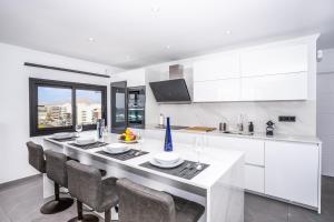 アレシーフェにあるVista Azul Penthouseの白いキッチン(ダイニングテーブル、椅子付) +23枚の写真