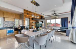 Posezení v ubytování Surisa Seaview Pool Villas