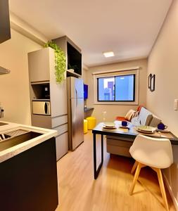 a kitchen with a desk and a table and a chair at #Luxuoso# Lindo e Moderno in Curitiba