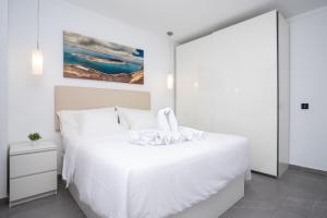 アレシーフェにあるVista Azul Penthouseの白いベッドルーム(大型ベッド1台、白い枕付)