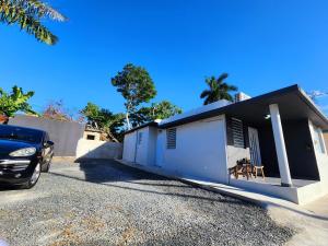 Ein Auto parkte vor einem kleinen Haus in der Unterkunft Casita Dulce in Fajardo