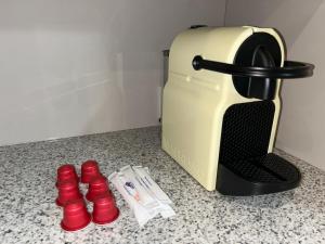 サラゴサにあるAparts Zentrum 14 Barrioverde Izqdaのカウンターの上にトースターと赤いカップが4つある