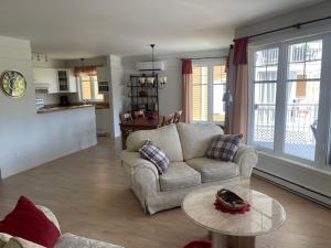Χώρος καθιστικού στο Condo Lac Archambault 326