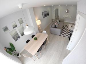 a dining room and living room with a table and chairs at Apartamentos La Encarnación V-VI cerca del mar in Los Alcázares