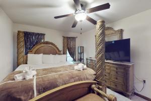 una camera da letto con un letto grande e una TV a schermo piatto di Burntwood Retreat a East Stroudsburg