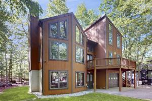 una grande casa con balcone sul lato di Burntwood Retreat a East Stroudsburg