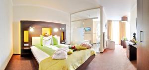 um quarto com uma cama grande e um espelho grande em Vakantiehotel Der Brabander em Winterberg