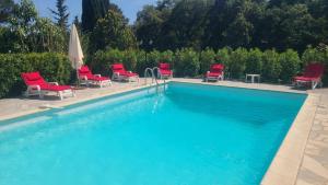 Basen w obiekcie Villa La Louvière La Croix Valmer Golfe de Saint Tropez lub w pobliżu