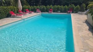 Basen w obiekcie Villa La Louvière La Croix Valmer Golfe de Saint Tropez lub w pobliżu