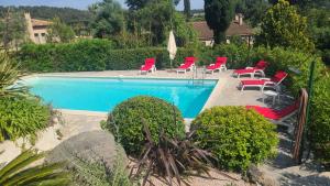 Basen w obiekcie Villa La Louvière La Croix Valmer Golfe de Saint Tropez lub w pobliżu