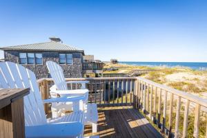twee stoelen op een terras met uitzicht op de oceaan bij Oceanfront Views Private Beach Access and Hot Tub in Nags Head