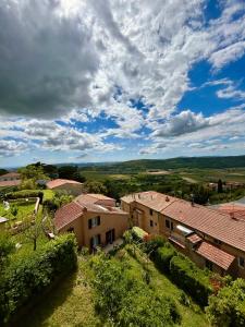 z góry widok na wioskę z budynkami w obiekcie Via corridoni - Massa Marittima Villa w mieście Massa Marittima +18 zdjęć