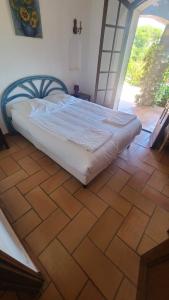 Łóżko lub łóżka w pokoju w obiekcie Villa La Louvière La Croix Valmer Golfe de Saint Tropez