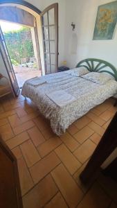 sypialnia z łóżkiem na podłodze wyłożonej kafelkami w obiekcie Villa La Louvière La Croix Valmer Golfe de Saint Tropez w mieście La Croix-Valmer +16 zdjęć