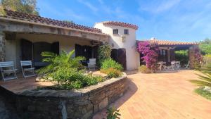 Ogród w obiekcie Villa La Louvière La Croix Valmer Golfe de Saint Tropez
